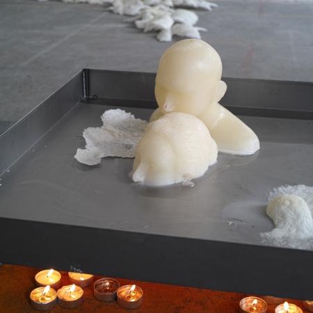 Renate Hahn: Verschmelzung, ca. 80 x 80 x 60 cm, Wachs, Metallbecken, Kerzen, 2013